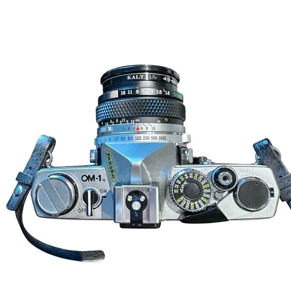 Vintage Olympus OM-1 35mm Photography Camera with Flash Attachment and Cases - Picture 9 of 16